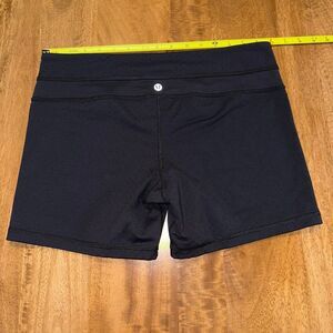Lululemon Women’s 5" Mesh Shorts. Size 10